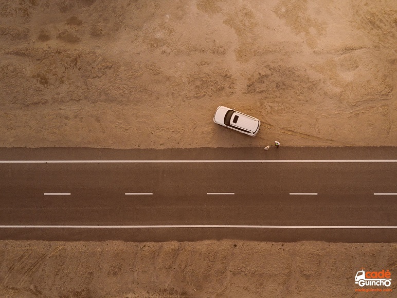 Carro quebrado na estrada
