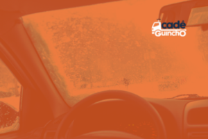 Parte de dentro de um veículo, volante e para-brisa