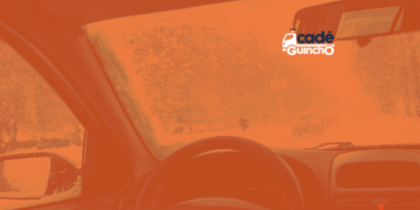 Parte de dentro de um veículo, volante e para-brisa