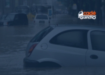 Carros em uma enchente
