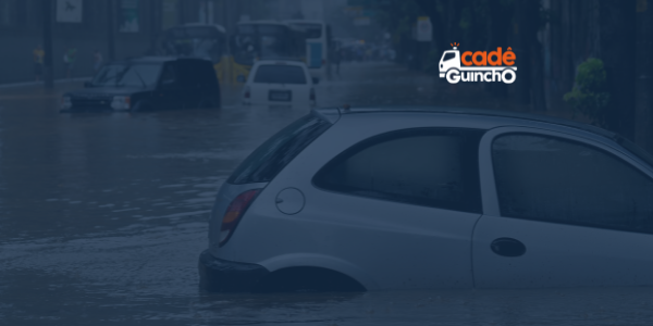 Carros em uma enchente