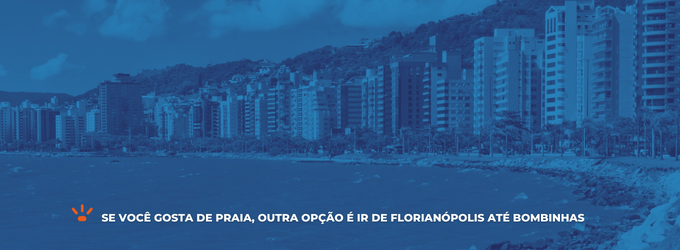 Praia com prédios de fundo em Florianópolis 