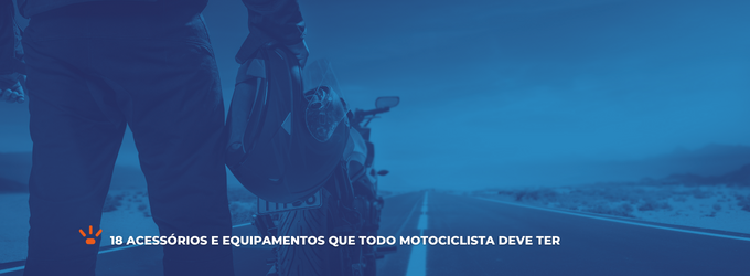 Motociclista segurando o capacete em uma estrada