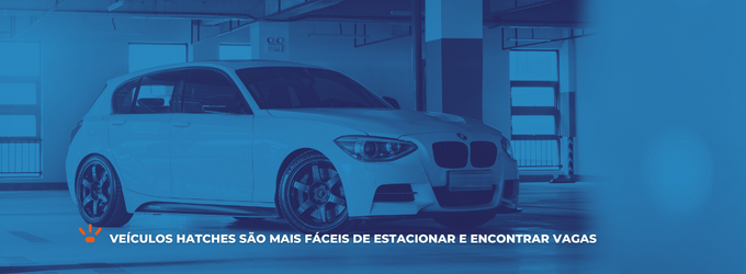 Carro hatch em um estacionamento