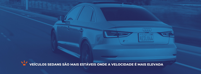 Carro sedan em uma via