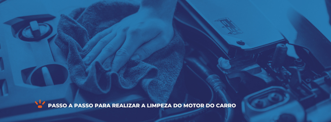 Pessoa limpando o motor do carro com um pano microfibra