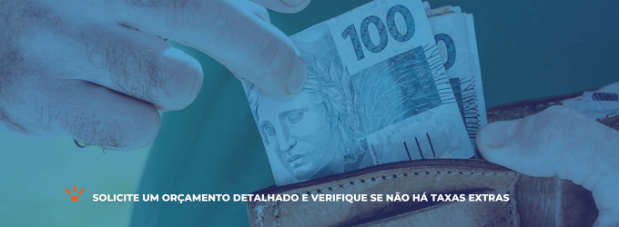 Pessoa segurando uma carteira e tirando notas de R$100 reais