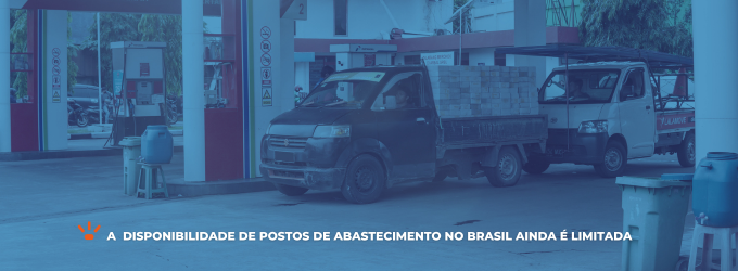 Caminhões abastecendo em um posto de gasolina