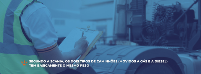 Profissional analisando um caminhão