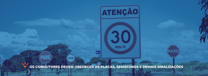 Diversas placas de trânsito brasileiras