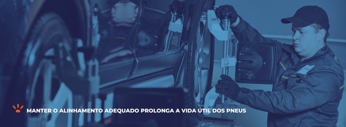 Mecânico automotivo realizando o alinhamento de um carro.