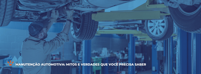 Mecânico automotivo realizando uma manutenção veicular com o carro elevado.