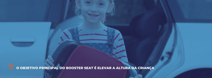 Criança sorrindo e mostrando o booster seat veicular.