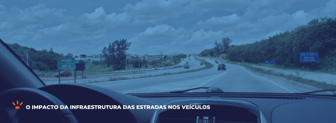 Motorista dirigindo em uma estrada brasileira.