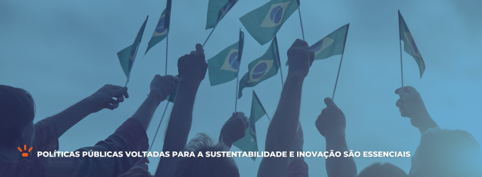 Pessoas levantando várias bandeirinhas do Brasil.