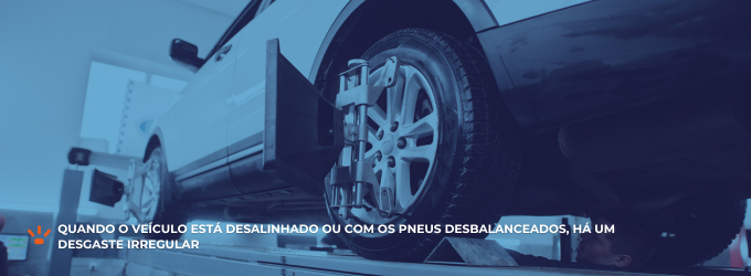 Carro sendo alinhado e balanceado em uma plataforma.