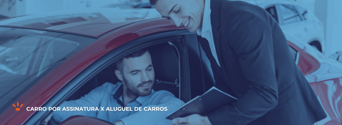 Homem dentro de um carro com um vendedor apresentado um documento.