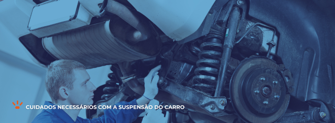 Mecânico verificando a suspensão de um carro que está elevado.