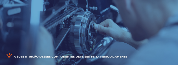 Mecânico trocando o kit relação de uma moto.