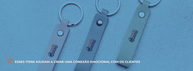 Chaveiros personalizados com o logo da Cadê Guincho.