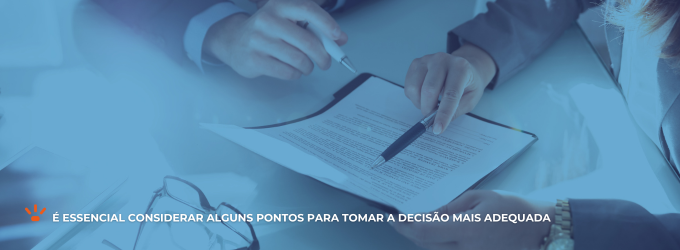 Duas pessoas analisando um documento.