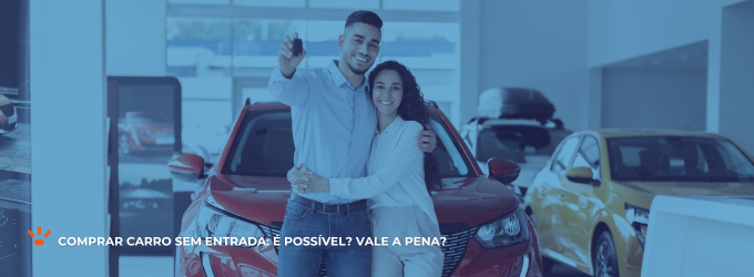 Casal abraçados, felizes e mostrando a chave de um carro em frente a um carro vermelho. 