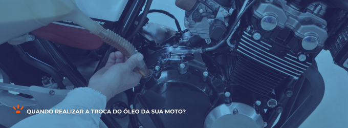 Profissional colocando óleo em uma moto. 