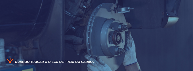 Mecânico retirando o disco de freio do carro.