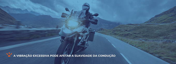 Pessoa pilotando uma moto em uma estrada.