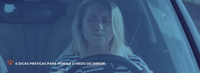 Mulher no carro com medo de dirigir;