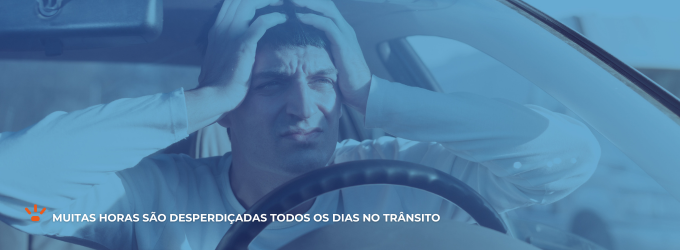 Homem com as mãos na cabeça dentro do carro.