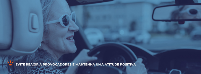 Mulher dirigindo um carro e sorrindo.