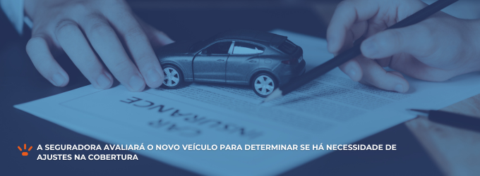 Um carro de brinquedo em cima de um documento de seguro veicular e alguém assinando.