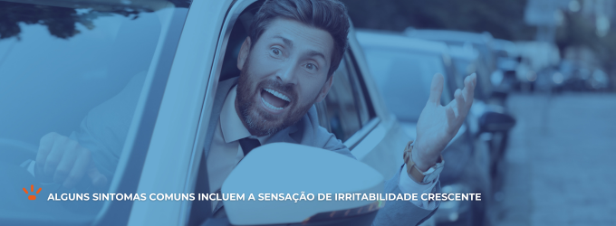 Homem dirigindo um carro e brigando no trânsito.