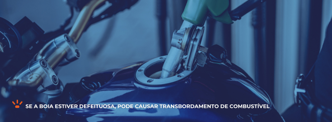 Motocicleta sendo abastecida com combustível.