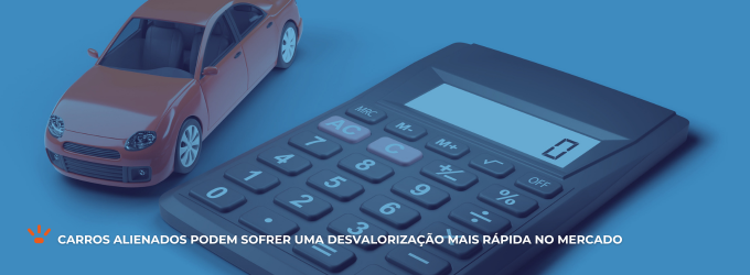 Carro de brinquedo ao lado de uma calculadora.