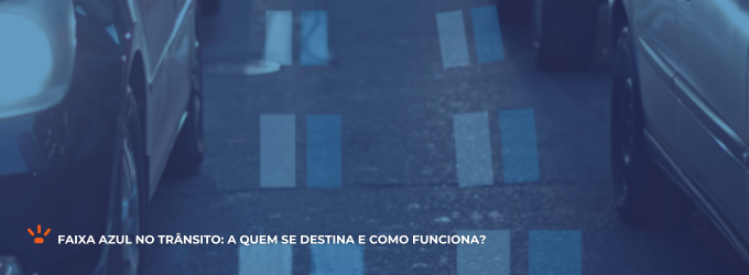 Faixa azul em meio a carros.