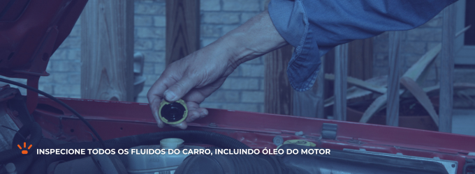 Pessoa verificando o óleo de um carro.