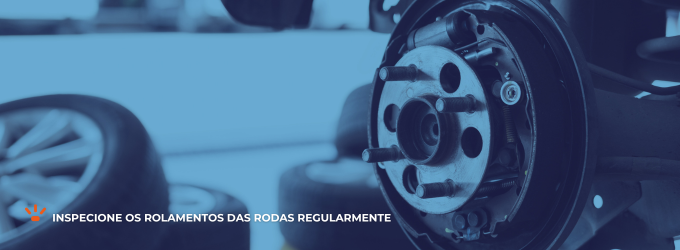 Roda e um carro desmontada. 