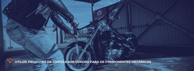 Homem lavando a sua motocicleta.