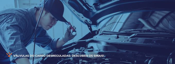 Mecânico inspecionando um carro.