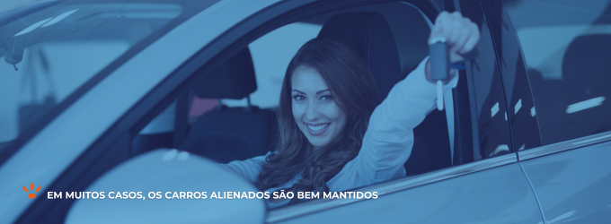 Mulher feliz dentro de um carro mostrando as chaves do veículo.