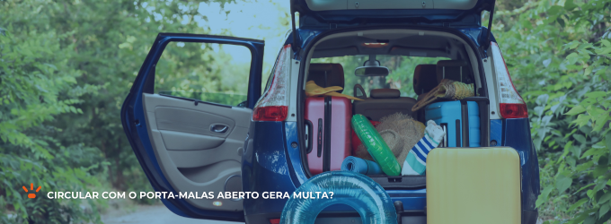 Carro com o porta-malas aberto e cheio de bagagem.