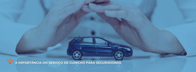 Pessoa fazendo uma proteção com as mãos em um carro de brinquedo.