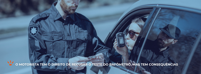 Motorista realizando o teste do bafômetro. 