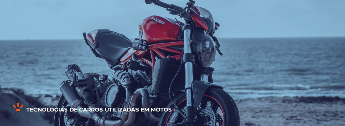 Moto vermelha com uma praia atrás.