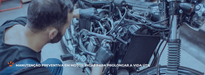 Mecânico verificando uma motocicleta.