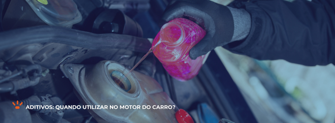 Aditivo veicular sendo colocado em um carro.