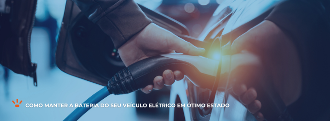 Pessoa recarregando a bateria de um carro elétrico.