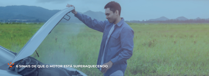 Homem levantando o capô do carro com o motor saindo fumaça.